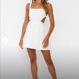 White daisy dress perfect for summer